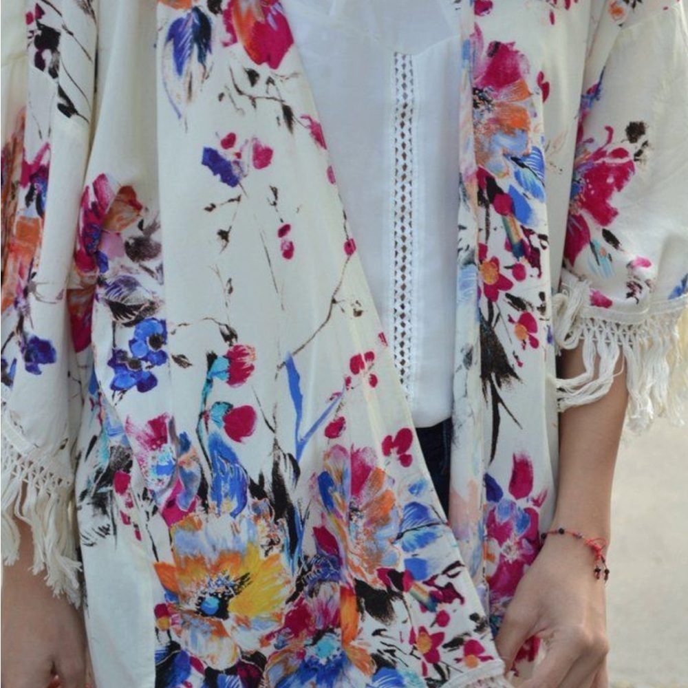 Umgee Medium Kimono Shawl Fringe White With Floral Boho Hippie Robe Swim Cover
